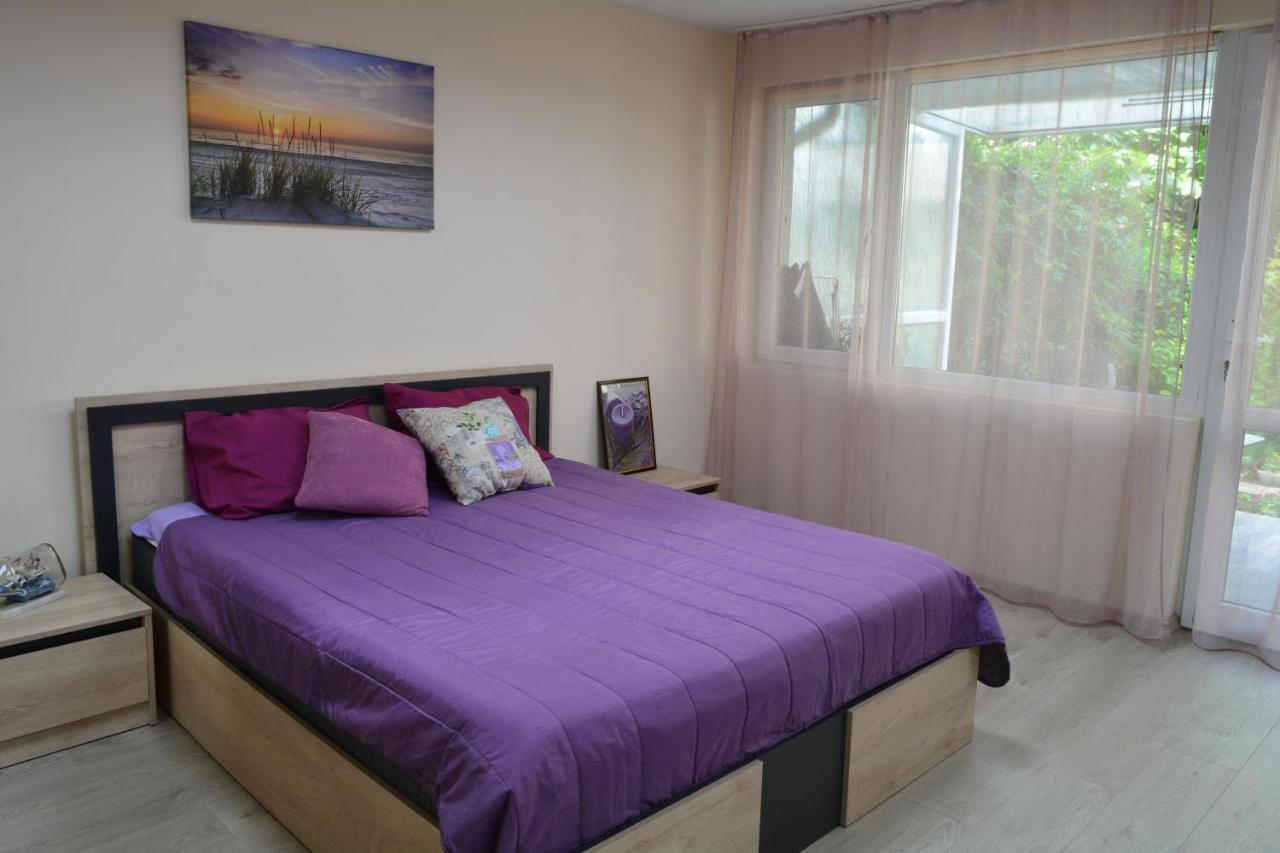 City Center Apartment With A Backyard Burgas Esterno foto